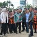 Anggota DPR RI Dapil Jambi Edi Purwanto bersama Bupati Tanjung Jabung Timur Dillah Hikmah Sari dan rombongan saat meninjau kondisi ruas jalan Muara Sabak Timur–Rantau Rasau, Sabtu (18/4/2026), (Dok. Daus)