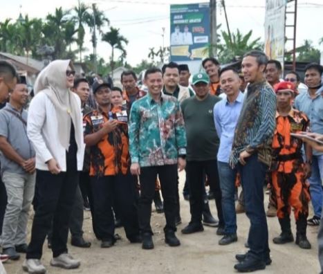 Anggota DPR RI Dapil Jambi Edi Purwanto bersama Bupati Tanjung Jabung Timur Dillah Hikmah Sari dan rombongan saat meninjau kondisi ruas jalan Muara Sabak Timur–Rantau Rasau, Sabtu (18/4/2026), (Dok. Daus)