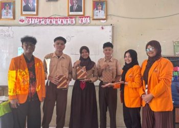 Mahasiswa Fakultas Kehutanan Universitas Jambi bersama siswa SMPN 24 Kota Jambi usai kegiatan sosialisasi konservasi orangutan Sumatra, Selasa (1/4/20260 (Dok. Stepanus)