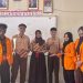 Mahasiswa Fakultas Kehutanan Universitas Jambi bersama siswa SMPN 24 Kota Jambi usai kegiatan sosialisasi konservasi orangutan Sumatra, Selasa (1/4/20260 (Dok. Stepanus)