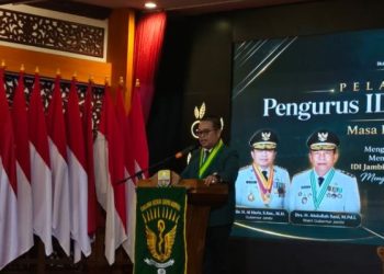 Ketua IDI Wilayah Jambi dr. H. Zuhdi Darma, MH menyampaikan sambutan usai pelantikan pengurus IDI masa bakti 2025–2028 di Aula Rumah Dinas Gubernur Jambi, Sabtu (18/4/2026). (Dok. Erit)