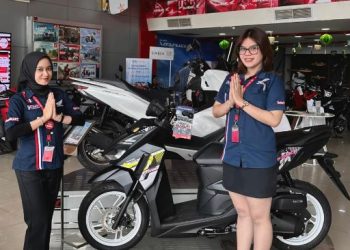 Karyawan dealer Honda menunjukkan salah satu unit sepeda motor dalam program promo APRIL MOVE 2026 di showroom Honda wilayah Jambi. (Dok. Stepanus)
