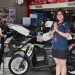 Karyawan dealer Honda menunjukkan salah satu unit sepeda motor dalam program promo APRIL MOVE 2026 di showroom Honda wilayah Jambi. (Dok. Stepanus)