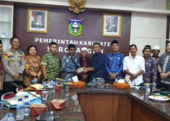 Bupati Sarolangun bersama Forkopimda, tokoh adat, dan perwakilan Suku Anak Dalam (SAD) serta PT Sari Aditya Loka (SAL) saat proses mediasi penyelesaian konflik di Kantor Bupati Sarolangun, Jumat (17/4/2026). (Dok. Stepanus)