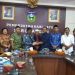 Bupati Sarolangun bersama Forkopimda, tokoh adat, dan perwakilan Suku Anak Dalam (SAD) serta PT Sari Aditya Loka (SAL) saat proses mediasi penyelesaian konflik di Kantor Bupati Sarolangun, Jumat (17/4/2026). (Dok. Stepanus)