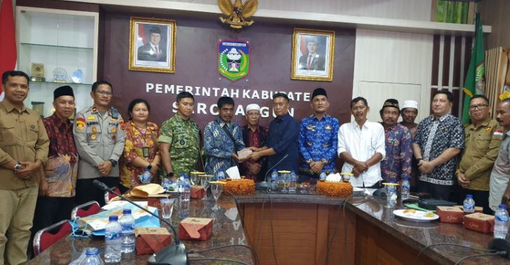 Bupati Sarolangun bersama Forkopimda, tokoh adat, dan perwakilan Suku Anak Dalam (SAD) serta PT Sari Aditya Loka (SAL) saat proses mediasi penyelesaian konflik di Kantor Bupati Sarolangun, Jumat (17/4/2026). (Dok. Stepanus)