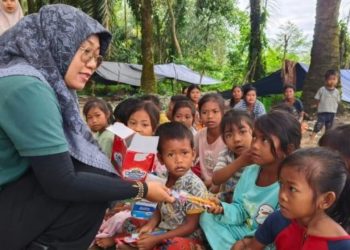 Petugas PT Sari Aditya Loka (SAL) memberikan layanan kesehatan dan edukasi kepada anak-anak Suku Anak Dalam (SAD) dalam kegiatan pendampingan di wilayah Sarolangun (Dok, Stepanus)