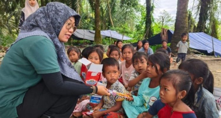 Petugas PT Sari Aditya Loka (SAL) memberikan layanan kesehatan dan edukasi kepada anak-anak Suku Anak Dalam (SAD) dalam kegiatan pendampingan di wilayah Sarolangun (Dok, Stepanus)