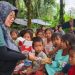Petugas PT Sari Aditya Loka (SAL) memberikan layanan kesehatan dan edukasi kepada anak-anak Suku Anak Dalam (SAD) dalam kegiatan pendampingan di wilayah Sarolangun (Dok, Stepanus)