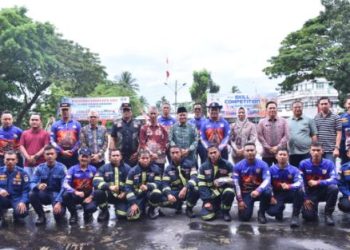 Wali Kota Jambi Maulana bersama personel Damkartan Kota Jambi usai kegiatan pemberian motivasi dan pelepasan tim menuju National Firefighter Skill Competition di Palembang, Sabtu (18/4/2026). (Dok. Erit)