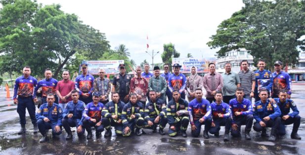 Wali Kota Jambi Maulana bersama personel Damkartan Kota Jambi usai kegiatan pemberian motivasi dan pelepasan tim menuju National Firefighter Skill Competition di Palembang, Sabtu (18/4/2026). (Dok. Erit)