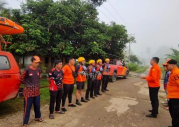 Tim SAR gabungan melakukan apel dan persiapan sebelum melaksanakan pencarian terhadap seorang anak berusia 12 tahun yang dilaporkan tenggelam di Sungai Batang Hari, Desa Bungo Tanjung, Kecamatan Tebo Ulu, Kabupaten Tebo, Jambi, Sabtu (18/4/2026). (Dok. Humas)