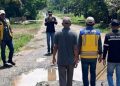 Tim Dinas PUTR Provinsi Jambi melakukan survei kondisi jalan rusak di salah satu ruas di Kabupaten Tebo, beberapa waktu lalu. (Dok. Stepanus/Hms)