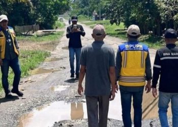 Tim Dinas PUTR Provinsi Jambi melakukan survei kondisi jalan rusak di salah satu ruas di Kabupaten Tebo, beberapa waktu lalu. (Dok. Stepanus/Hms)