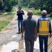 Tim Dinas PUTR Provinsi Jambi melakukan survei kondisi jalan rusak di salah satu ruas di Kabupaten Tebo, beberapa waktu lalu. (Dok. Stepanus/Hms)