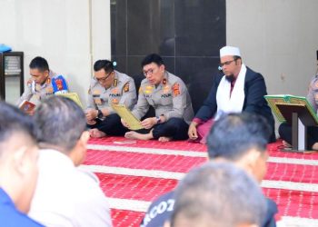 Wakapolda Jambi Brigjen Pol. B. Ali bersama jajaran mengikuti kegiatan Pembinaan Rohani dan Mental (Binrohtal) di Masjid Al-Ikhlas Polda Jambi, Kamis (2/4/2026) (Dok. Nahar)