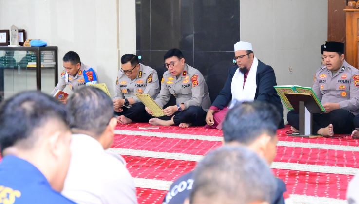 Wakapolda Jambi Brigjen Pol. B. Ali bersama jajaran mengikuti kegiatan Pembinaan Rohani dan Mental (Binrohtal) di Masjid Al-Ikhlas Polda Jambi, Kamis (2/4/2026) (Dok. Nahar)