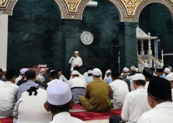 Gubernur Jambi Al Haris menyampaikan tausiah saat kegiatan Safari Subuh di Masjid Ar-Raudhah, Telanaipura, Kota Jambi, Jumat (3/4/2026) (Dok. Stepanus)