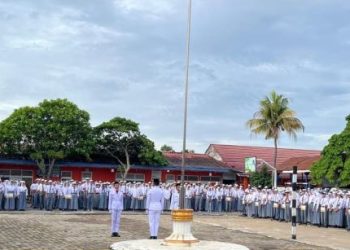 Ratusan siswa SMAN 4 Kota Jambi mengikuti upacara bendera sekaligus kegiatan Police Go To School yang digelar Ditlantas Polda Jambi, Senin (6/4/2026) (Dok. Nahar)