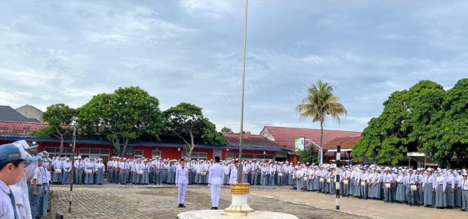 Ratusan siswa SMAN 4 Kota Jambi mengikuti upacara bendera sekaligus kegiatan Police Go To School yang digelar Ditlantas Polda Jambi, Senin (6/4/2026) (Dok. Nahar)