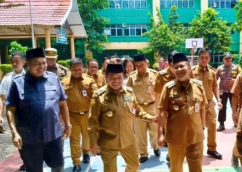 Gubernur Jambi Al Haris didampingi Wali Kota Jambi Maulana dan Wakil Wali Kota Diza meninjau pelaksanaan Tes Kompetensi Akademik (TKA) tingkat SMP di SMP Negeri 7 Kota Jambi, Senin (6/4/2026), (Dok. Stepanus)