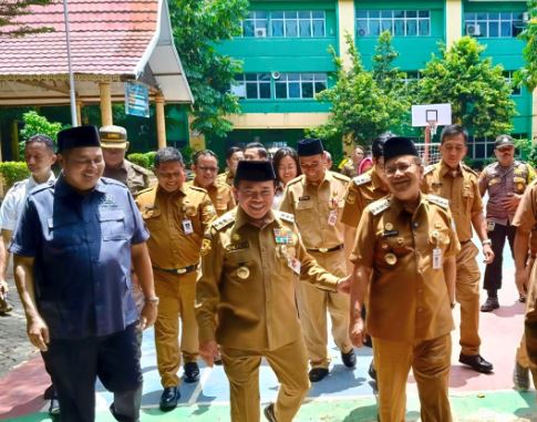Gubernur Jambi Al Haris didampingi Wali Kota Jambi Maulana dan Wakil Wali Kota Diza meninjau pelaksanaan Tes Kompetensi Akademik (TKA) tingkat SMP di SMP Negeri 7 Kota Jambi, Senin (6/4/2026), (Dok. Stepanus)