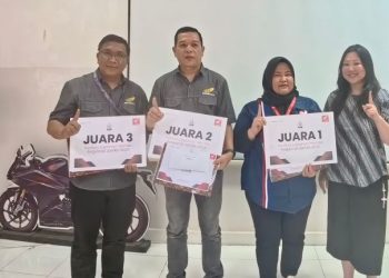 Para pemenang Kontes Layanan Honda Regional (KLHR) Jambi 2026 berpose usai menerima penghargaan pada grand final di Main Dealer Training Center Sinsen Paal 6, Jambi, Sabtu (4/4/2026) (dok, Sisnen)