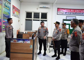 Wakapolda Jambi Brigjen Pol. Benny Ali (tengah) didampingi pejabat utama Polda Jambi saat meninjau ruang pelayanan di Polres Batanghari, Rabu (15/4/2026) (dok.Nahar)
