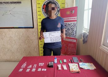 Salah satu tersangka setelah diamankan Satresnarkoba Polres Batanghari dalam pengungkapan kasus narkotika di kawasan perkebunan sawit, Desa Kehidupan Baru, Kecamatan Maro Sebo Ilir, Kamis (16/4/2026). (Dok.humas)