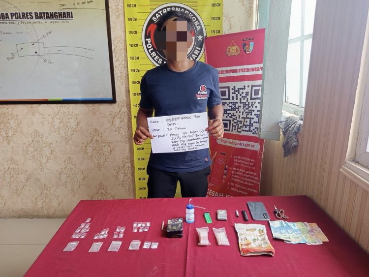 Salah satu tersangka setelah diamankan Satresnarkoba Polres Batanghari dalam pengungkapan kasus narkotika di kawasan perkebunan sawit, Desa Kehidupan Baru, Kecamatan Maro Sebo Ilir, Kamis (16/4/2026). (Dok.humas)