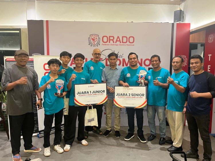 Kontingen ORADO Kabupaten Tanjung Jabung Timur berfoto bersama usai meraih juara umum pada Kejurprov ORADO Jambi Cup 2026 di Jambi, Sabtu (18/4/2026). (Dok. Stepanus)