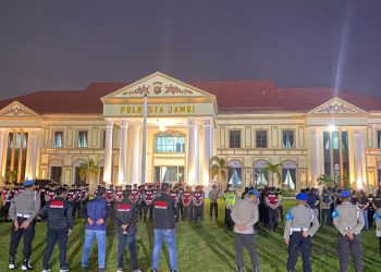Ratusan personel gabungan Polda Jambi dan Polresta Jambi mengikuti apel sebelum patroli KRYD di halaman Mapolresta Jambi, Sabtu (18/4/2026) malam. (Dok.Nahar)