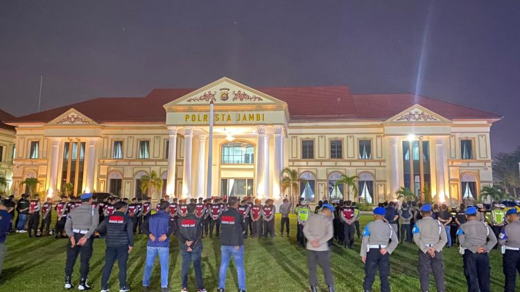Ratusan personel gabungan Polda Jambi dan Polresta Jambi mengikuti apel sebelum patroli KRYD di halaman Mapolresta Jambi, Sabtu (18/4/2026) malam. (Dok.Nahar)