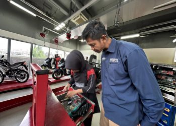 Siswa SMKN 6 Tebo mengikuti Uji Kompetensi Keahlian di Yamaha Flagship Shop (FSS) Jambi (dok.daus)