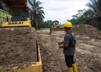 Aktivitas alat berat saat pembangunan jalan khusus angkutan batu bara oleh PT Sinar Anugerah Sukses (SAS) di wilayah Muaro Jambi. (Dok. Daus)