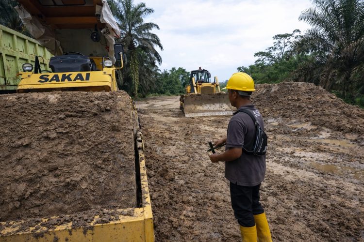 Aktivitas alat berat saat pembangunan jalan khusus angkutan batu bara oleh PT Sinar Anugerah Sukses (SAS) di wilayah Muaro Jambi. (Dok. Daus)