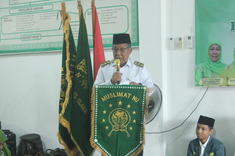Wakil Gubernur Jambi Abdullah Sani menyampaikan sambutan saat menghadiri Halal Bihalal dan peringatan Hari Lahir ke-80 Muslimat NU di Sekretariat NU Provinsi Jambi, Rabu (1/4/2026). (Dok. Stepanus)
