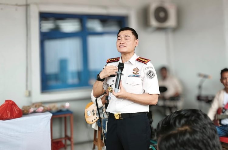 Kepala Lapas Kelas IIA Jambi, Syahroni Ali, menyampaikan paparan saat kegiatan coffee morning bersama insan pers di Kota Jambi, Rabu (1/4/2026) (Dok. Nahar)