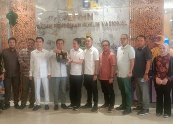 Komisi I DPRD Provinsi Jambi berfoto bersama jajaran Badan Pembinaan Hukum Nasional (BPHN) Kementerian Hukum RI usai melakukan konsultasi terkait penguatan produk hukum daerah di Jakarta, 1 April 2026. (Dok Humas)