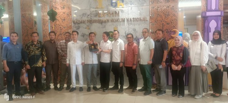 Komisi I DPRD Provinsi Jambi berfoto bersama jajaran Badan Pembinaan Hukum Nasional (BPHN) Kementerian Hukum RI usai melakukan konsultasi terkait penguatan produk hukum daerah di Jakarta, 1 April 2026. (Dok Humas)