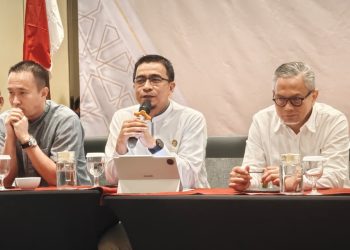 Kepala OJK Provinsi Jambi Yan Iswara Rosya (tengah) menyampaikan paparan dalam kegiatan Silaturahmi Forum Komunikasi Industri Jasa Keuangan (FKIJK) Provinsi Jambi bersama insan media di Aston Jambi Hotel & Conference Center, Kamis (2/4/2026). (Dok. Stepanus)