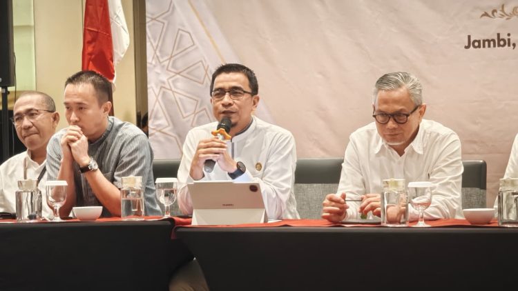 Kepala OJK Provinsi Jambi Yan Iswara Rosya (tengah) menyampaikan paparan dalam kegiatan Silaturahmi Forum Komunikasi Industri Jasa Keuangan (FKIJK) Provinsi Jambi bersama insan media di Aston Jambi Hotel & Conference Center, Kamis (2/4/2026). (Dok. Stepanus)