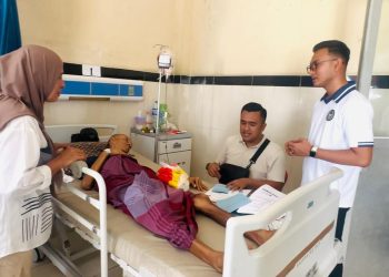 Petugas Lapas Jambi dan Balai Pemasyarakatan (Bapas) melakukan pendampingan serta penyerahan berkas pembebasan bersyarat kepada warga binaan penderita kanker usus di RSUD Raden Mattaher, Jambi.  (Dok. Nahar)