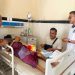 Petugas Lapas Jambi dan Balai Pemasyarakatan (Bapas) melakukan pendampingan serta penyerahan berkas pembebasan bersyarat kepada warga binaan penderita kanker usus di RSUD Raden Mattaher, Jambi.  (Dok. Nahar)