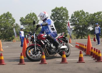 Seorang peserta mengikuti pelatihan safety riding yang digelar PT Sinar Sentosa Primatama (Sinsen) di lintasan Sinsen Safety Riding Center, Jambi. (Dok. Stepanus)