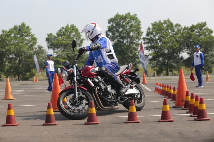 Seorang peserta mengikuti pelatihan safety riding yang digelar PT Sinar Sentosa Primatama (Sinsen) di lintasan Sinsen Safety Riding Center, Jambi. (Dok. Stepanus)