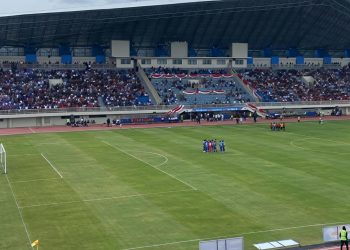 Suasana stadion saat pertandingan sepak bola di Stadion Swarna Bumi, Jambi. (Dok,. Daus)