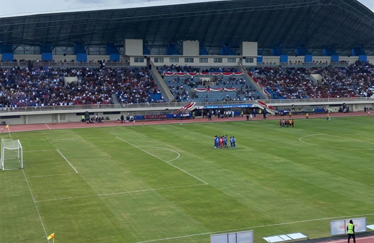Suasana stadion saat pertandingan sepak bola di Stadion Swarna Bumi, Jambi. (Dok,. Daus)