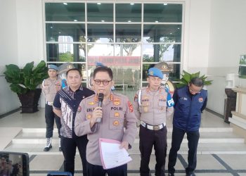 Kabid Humas Polda Jambi Kombes Pol Erlan Munaji (tengah) didampingi sejumlah pejabat Polda Jambi saat menyampaikan perkembangan penanganan kasus peredaran sabu seberat 58 kilogram dalam doorstop di Mapolda Jambi, Sabtu (4/4/2026). (Dok. Nahar)