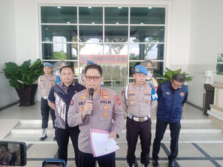 Kabid Humas Polda Jambi Kombes Pol Erlan Munaji (tengah) didampingi sejumlah pejabat Polda Jambi saat menyampaikan perkembangan penanganan kasus peredaran sabu seberat 58 kilogram dalam doorstop di Mapolda Jambi, Sabtu (4/4/2026). (Dok. Nahar)